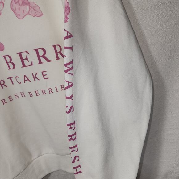 Strawberry shortcake ''Fresh berry patch'' sweatshirt women's size medium - Picture 4 of 6